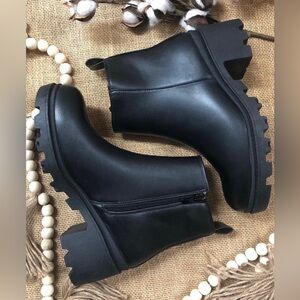 Quipid New in Box Chunky Heel Ankle Boots Black Size 6 Fits TTS